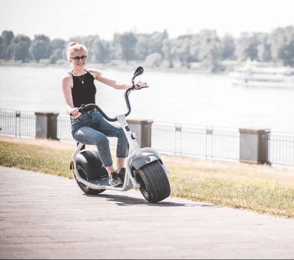 Frau auf SCROOSER am Rhein